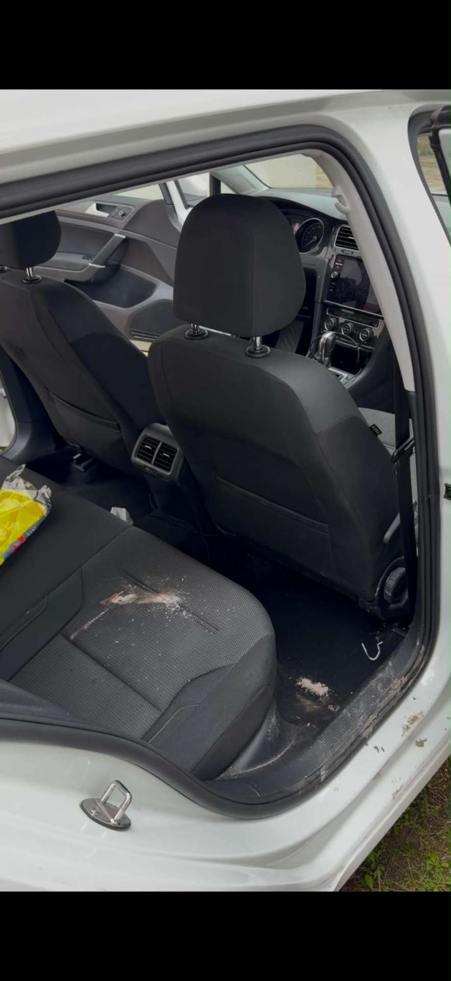 Zabrudzone wnętrze auta przed detailingiem